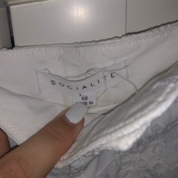 White Socialite Shorts size XS - Picture 3 of 5